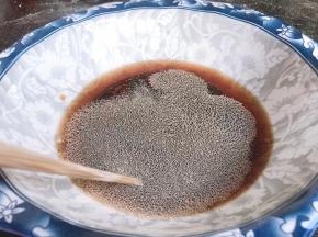 枸杞水中加入酵母，拌匀