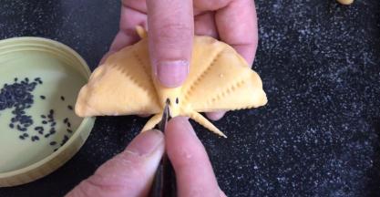 用黑芝麻做出蝴蝶的眼睛