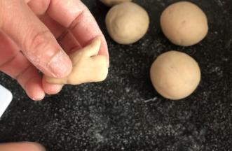 取一小剂子捏成手的形状，拇指翘起来点赞