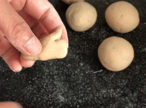 取一小剂子捏成手的形状，拇指翘起来点赞