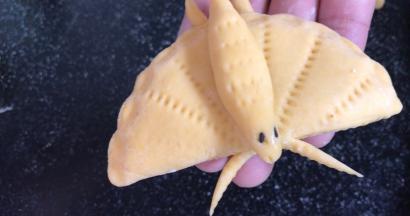 再在蝴蝶的背部压出纹路，一只漂亮的蝴蝶就做好了