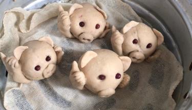 放入蒸屉中，冷水上锅小火蒸，上气后蒸10分钟，关火后焖1分钟即可