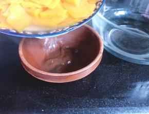 南瓜蒸熟后沥去多余的水分