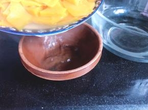 南瓜蒸熟后沥去多余的水分
