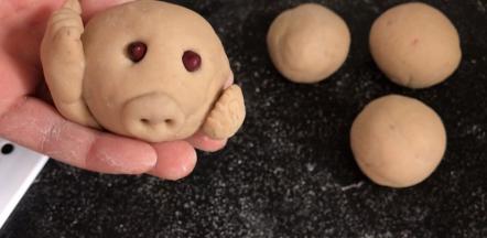 用红豆装出眼睛