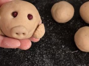 用红豆装出眼睛
