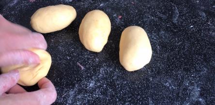 分成若干个小剂子，搓成椭圆形