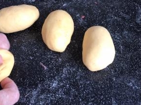 分成若干个小剂子，搓成椭圆形