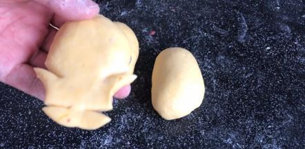 用剪刀剪出脚和手的形状