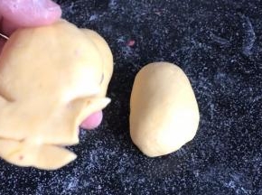 用剪刀剪出脚和手的形状