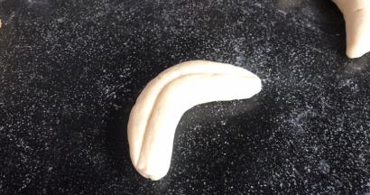 在中间压出一道印痕，再整成弯香蕉型