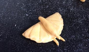 再取少许的面搓成细长条，做出蝴蝶的尾巴