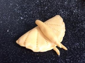 再取少许的面搓成细长条，做出蝴蝶的尾巴