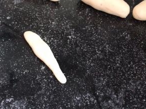 再把小面团也搓一头大一头小的长条剂子