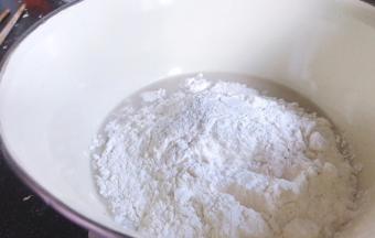 加入面粉拌成絮状