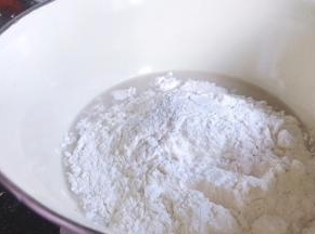 加入面粉拌成絮状