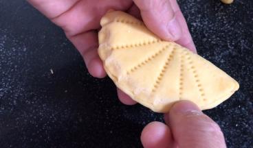 在周边把两片捏严实成花边，算是蝴蝶的翅膀