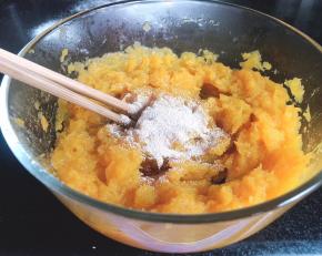 加入酵母，拌匀