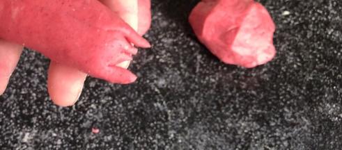 用剪刀在大头处剪出嘴巴和胡须