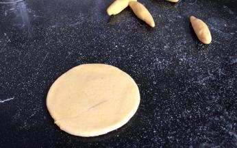 再取一块擀成半厘米厚的圆饼