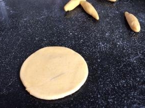 再取一块擀成半厘米厚的圆饼