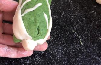 再用白面做出白菜的根部，一棵鲜嫩的白菜就做好了