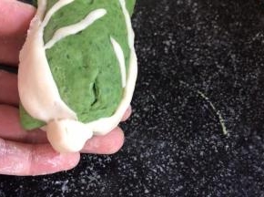 再用白面做出白菜的根部，一棵鲜嫩的白菜就做好了