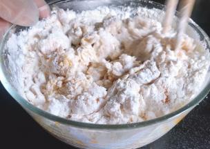 加入面粉拌成絮状