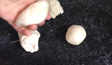 发酵好的面团揉匀排气，分成若干个大小不同的小剂子