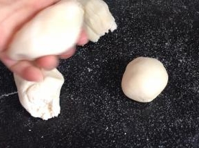 发酵好的面团揉匀排气，分成若干个大小不同的小剂子