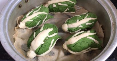 放入蒸锅中，冷水上锅小火蒸，上气后蒸10分钟，关火后焖1分钟即可