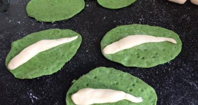 把小长条面剂子放在中间，做成白菜邦