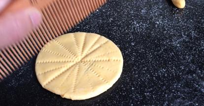 压出纹路后，翻面对折