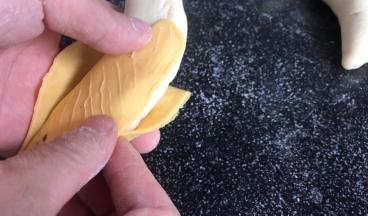 取三片包住整好的香蕉肉上，边边捏紧，捏出轮廓