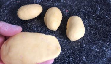 在一头捏成饼状