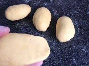 在一头捏成饼状