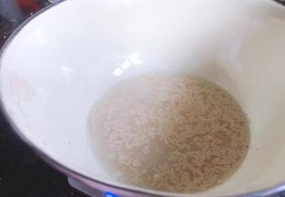 白面食材中酵母中加入温水，拌匀