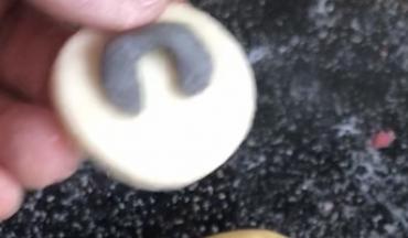 再用黑面搓出牛角状，贴在白面皮中间