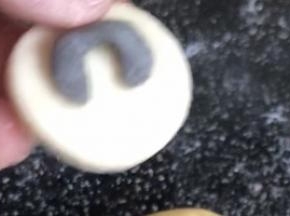 再用黑面搓出牛角状，贴在白面皮中间