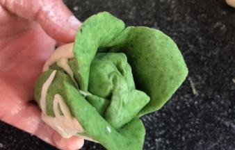 把上部的叶子整出外翻的样子