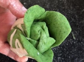 把上部的叶子整出外翻的样子
