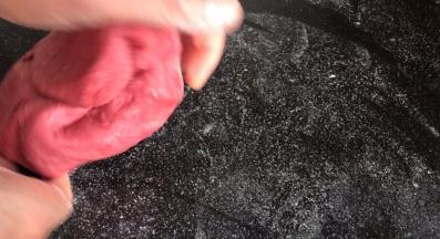 把发酵好的面团揉匀排气