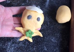 把白面皮当帽子戴在牛头上即可