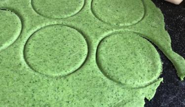 擀成薄面皮，用圆模压出圆形