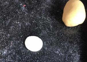 用白面做出圆饼皮