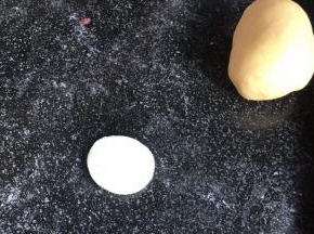 用白面做出圆饼皮