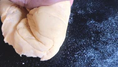 把发酵好的黄面团揉匀排气