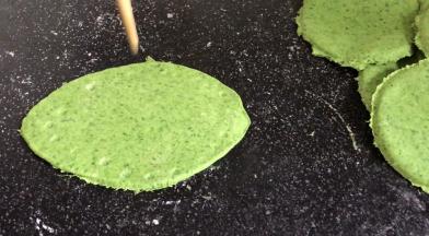 用筷子在面皮上插满不规则的印子，再把周边捏成薄边