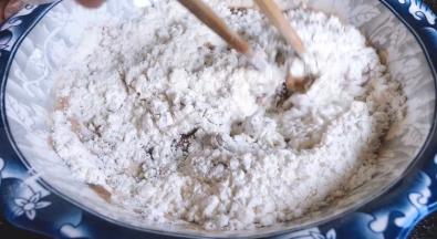 加入面粉，拌成絮状