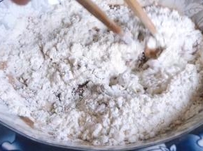 加入面粉，拌成絮状